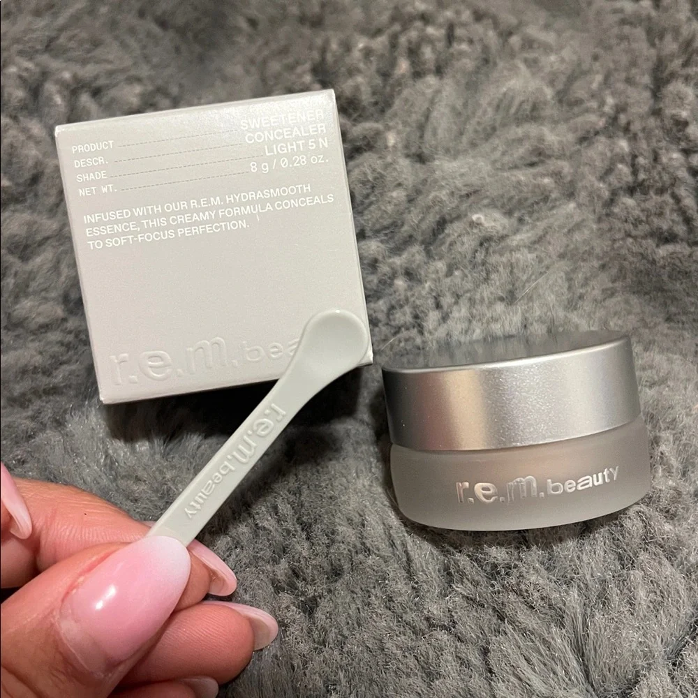 R.E.M. Beauty Sweetener Concealer - Light 5N